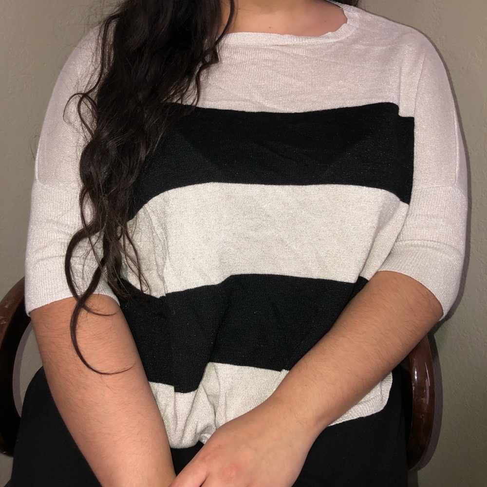 Adorable slightly cropped sweater!